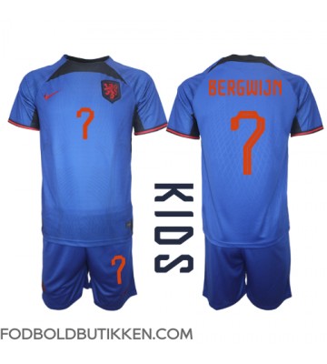 Holland Steven Bergwijn #7 Udebanetrøje Børn VM 2022 Kortærmet (+ Korte bukser)